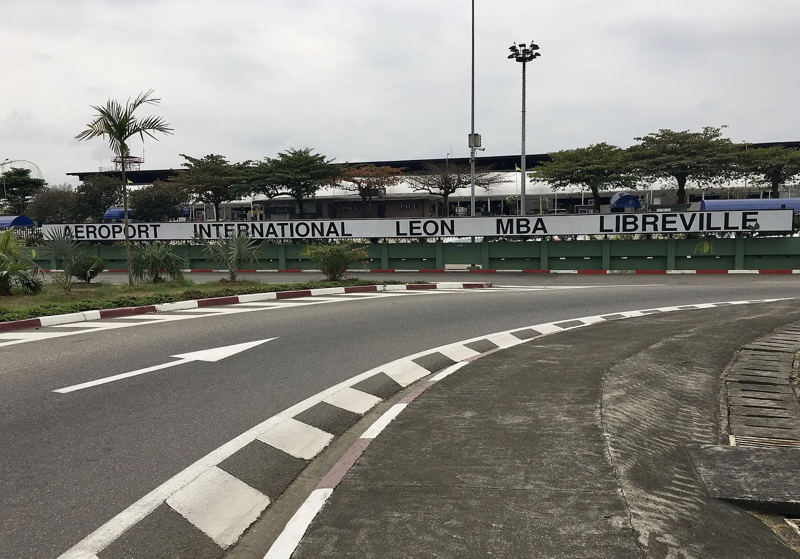Entrance of Léon Mba international airport with its sign, seen from the access road