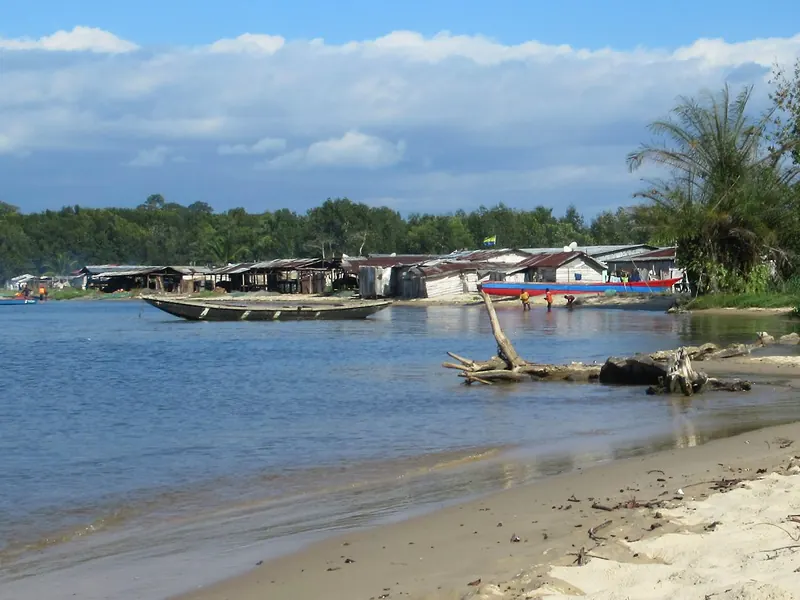 Canoes and fishermen's houses on the Muni estuary at Cocobeach