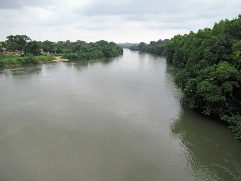 La rivière Passa qui traverse la ville de Franceville