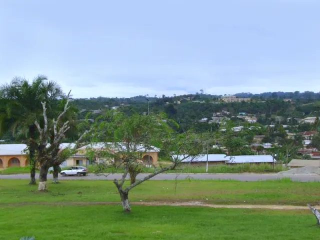 Maisons de Koulamoutou dispersées sur des collines verdoyantes