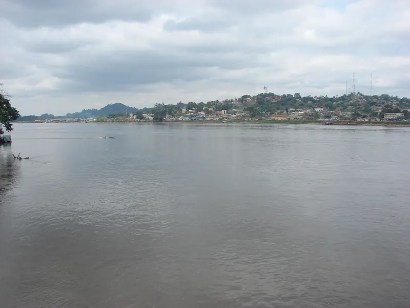 La colline du centre-ville de Lambaréné vue de l'autre rive du large fleuve Ogooué