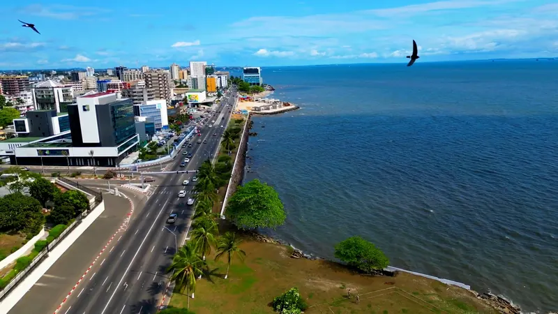 Vue aérienne du boulevard du bord de mer de Libreville, entre les immeubles du centre administratif et l'estuaire