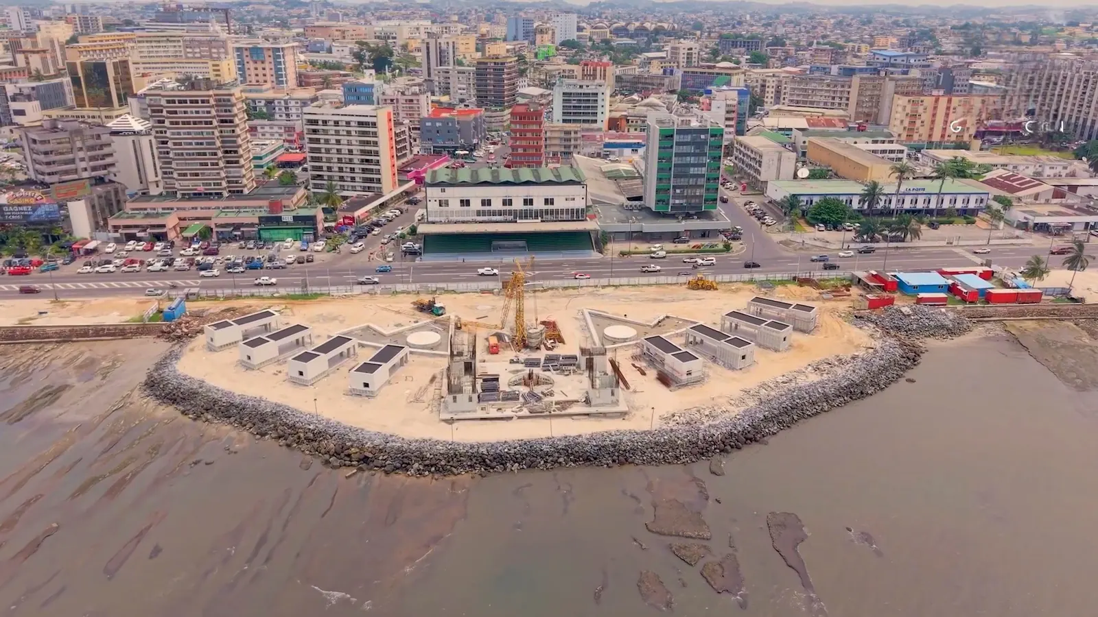 Vue aérienne du boulevard de l'Indépendance et des immeubles du centre-ville de Libreville au bord de l'estuaire