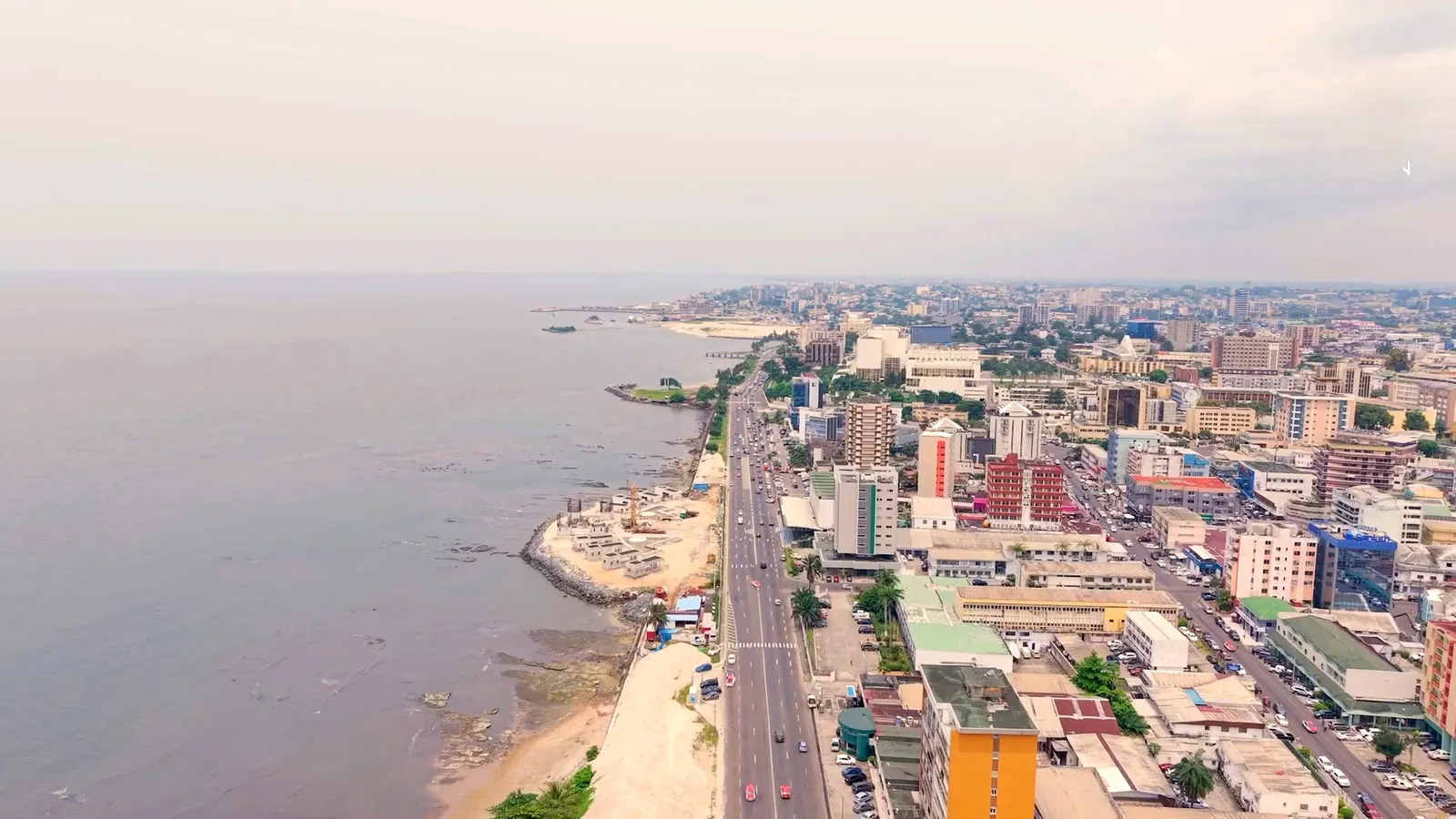 Vue aérienne du front de mer de Libreville et de ses immeubles, avec la route côtière qui longe la plage