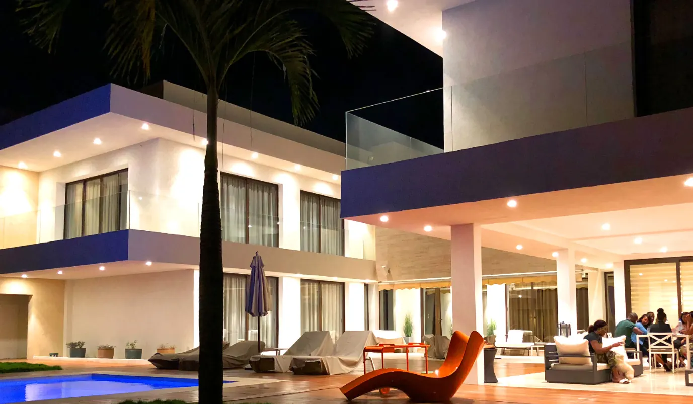 Façade contemporaine de la Kamgna House à Libreville, conçue par l'architecte Santiago Vela