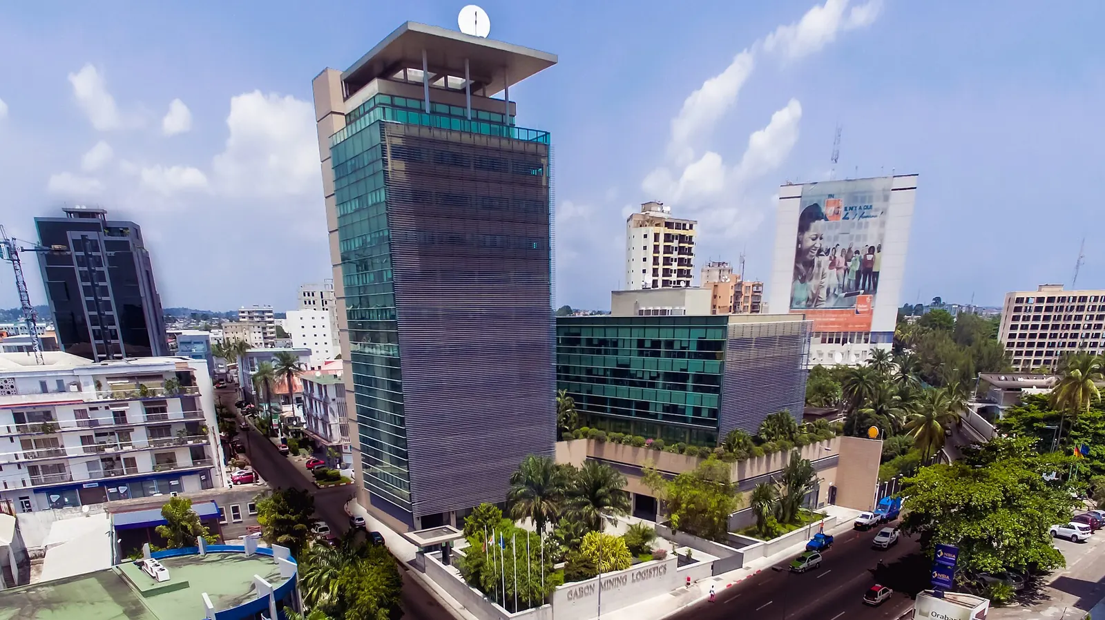 Tours de bureaux vitrées du quartier des assurances dans le centre de Libreville