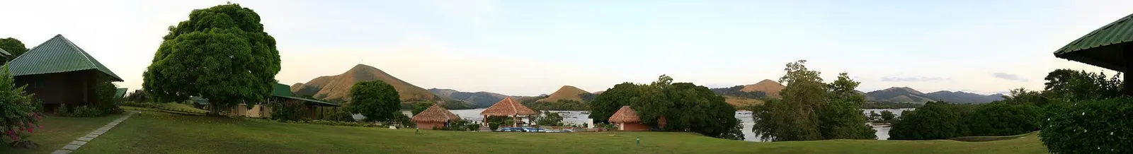 Vue panoramique large de la savane et d'un village en bordure du parc national de la Lopé