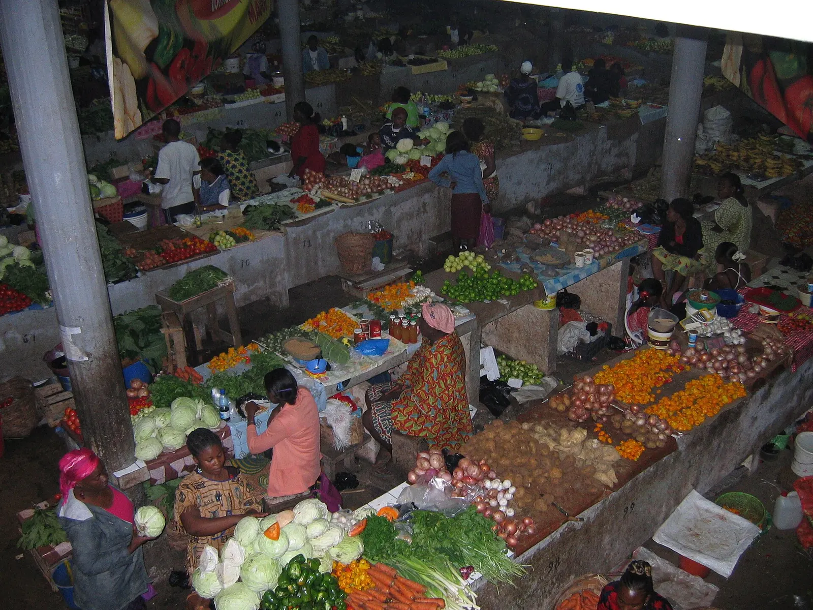 Étals de fruits et légumes sous la halle couverte du marché de Nkembo