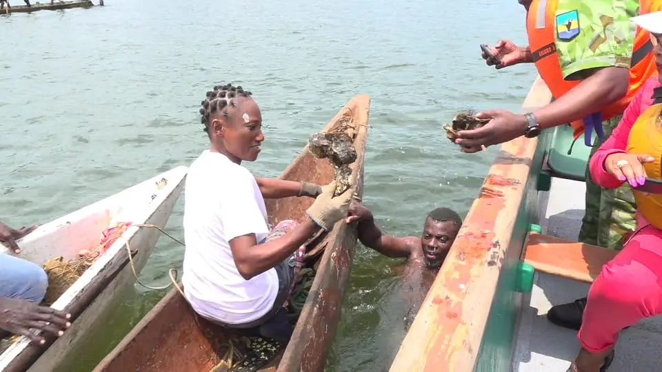 Des pêcheuses récoltent des huîtres depuis une pirogue dans la lagune de Mayumba