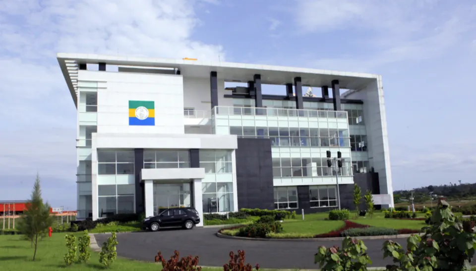Immeuble moderne à façade vitrée du siège de l'Autorité administrative de la zone économique spéciale de Nkok